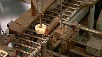 美國(guó)花幾百萬研發(fā)的太空筆技術(shù)多高端?看生產(chǎn)過程后感覺很簡(jiǎn)單!